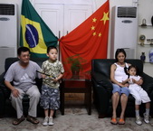 摄影师一家在中国驻巴西领事馆